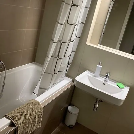E2 Supermarket-garage-pcscreen-gymeq-luxury Apt-main St 2min Walk شقة كَشّا