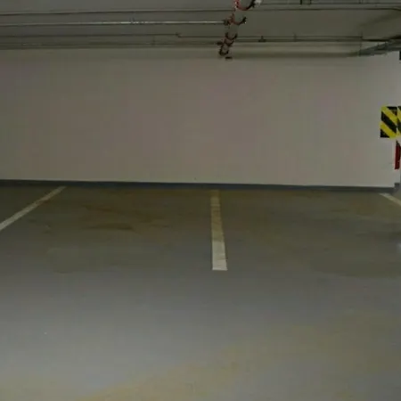 E2 Supermarket-garage-pcscreen-gymeq-luxury Apt-main St 2min Walk Kosice